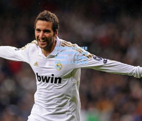 【壹号娱乐注册】场外花边引热议，球星私生活再成焦点，球迷笑称别逗了！坐拥如此美艳娇妻之人怎会是同性恋